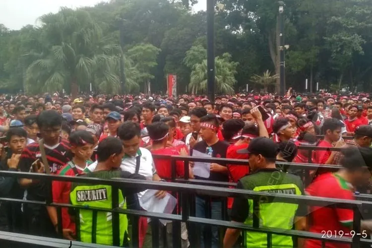 Ribuan suporter Timnas hendak masuk ke Stadion Utama Gelora Bung Karno/Ayojakarta.com