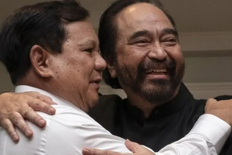 Ketua Umum Partai Nasdem, Surya Paloh (kanan), memeluk Ketua Umum Partai Gerindra, Prabowo Subianto, usai pertemuan mereka di kediaman Paloh, di kawasan Permata Hijau, Jakarta, Minggu (13/10/2019)/Antara Foto