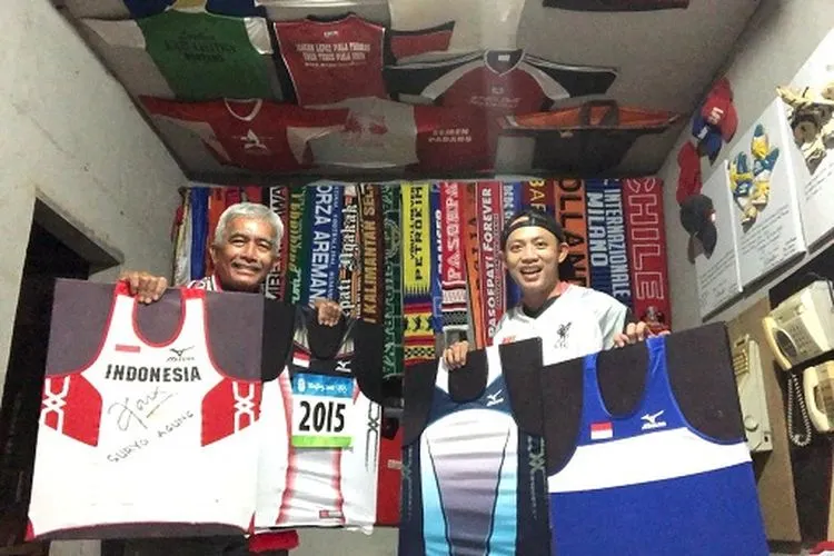 Mayor Haristanto membawa singlet yang dikenakan Suryo Agung saat meraih medali emas SEA Games 2007 di Laos (kiri)