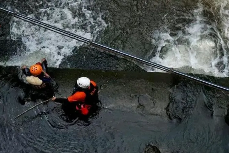 Tim SAR melakukan pencarian siswa hanyut saat susur sungai di Sungai Sempor, Sleman