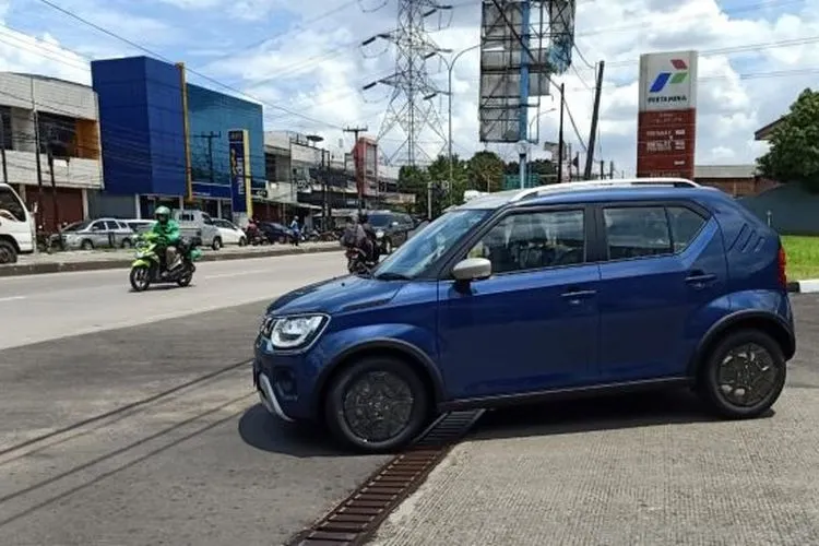 Sebuah mobil yang diduga Suzuki Ignis facelift terlihat di jalanan umum Indonesia. [Istimewa]