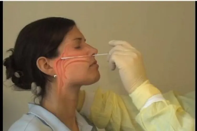 Sebagai ilustrasi, cara menguji Covid-19 menggunakan teknik swab hidung (YouTube/The New England Journal of Medicine)