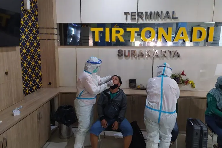 Pemudik tengah menjalani rapid test antigen yang dilaksanakan pengelola Terminal Tipe A Tirtonadi, Kota Solo,Kamis (24/12/2020). (ist)