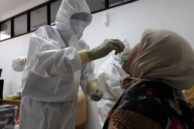 Petugas kesehatan sedang mengetes swab salah satu karyawan / beritajakarta.id