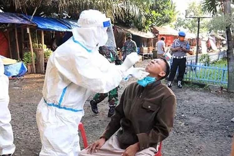 Warga di area Pasar Baru, Kabupaten Indramayu, menjalani tes swab massal. (ist)