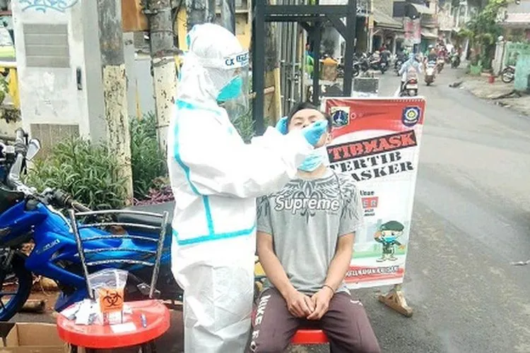 Warga yang terjaring razia dan diperiksa swab test di Kalisari, Pasar Rebo/dok: timur.jakarta.go.id