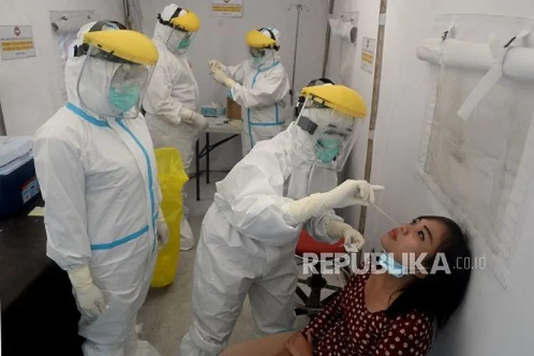 Petugas medis melakukan tes usap atau swab test terhadap warga di Puskesmas Kecamatan Gambir, Jakarta, Rabu (7/10). Dalam sehari swab test gratis tersebut memeriksa rata-rata 40 warga yang memiliki riwayat kontak dengan pasien positif. Hal ini guna melacak penyebaran Covid-19 terutama dalam klaster keluarga dan pemukiman warga. (Prayogi/Republika)