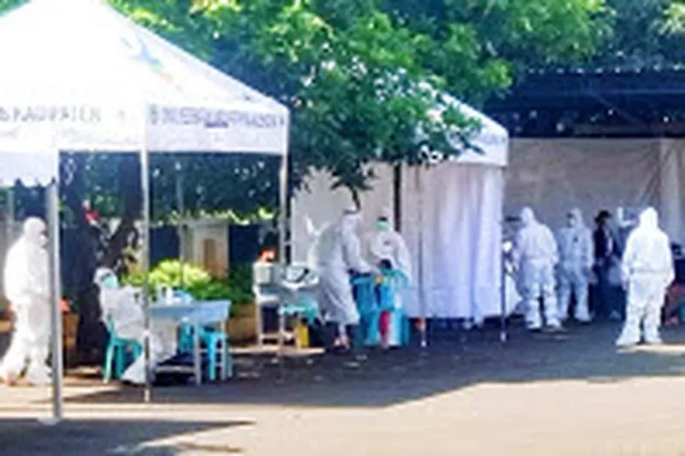 Uji swab massal di halaman Kantor Dinkes Kabupaten Majalengka/ ist