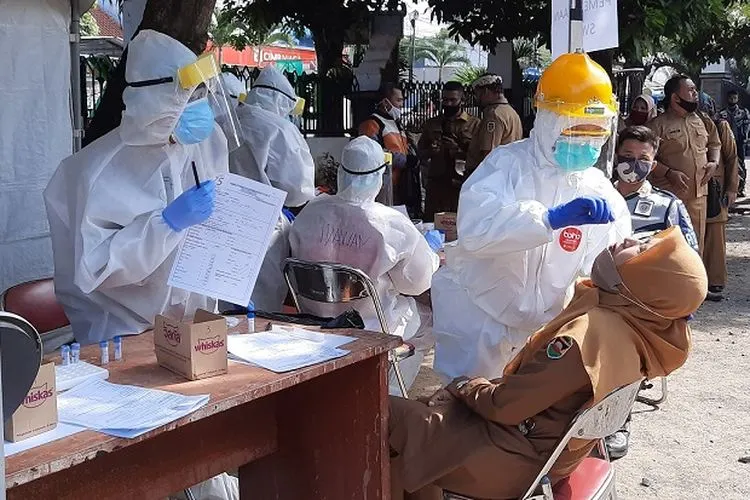 ASN saat menjalani tes swab. (Ayopurwakarta/Dede Nurhasanudin)