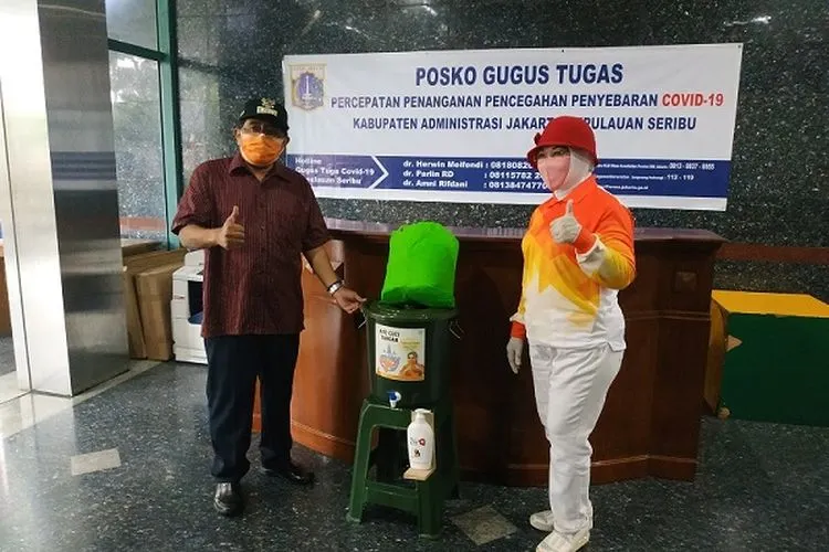 Warga Kepulauan Seribu menerima bantuan paket bahan pokok dari anggota Dewan Perwakilan Daerah RI (DPD) asal DKI Jakarta, Sylviana Murni. (Dok. Pemkab Kepulauan Seribu)