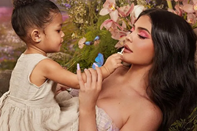 Akun instagram @fashionsyahrini membeberkan harga fashion yang dikenakan artis tersebut saat berlibur di California. (inatagram : @fashionsyahrini)