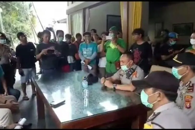 Sebagai ilustrasi, Polsek Pasar Minggu membubarkan kegiatan syuting sinetron Kisah Cinta Anak Tiri di Jalan Mursid, Kebagusan, Jakarta Selatan, Selasa (24/3/2020). Hal itu dilakukan untuk mencegah semakin meluasnya penyebaran virus Corona Covid-19. [dokumentasi polsek]