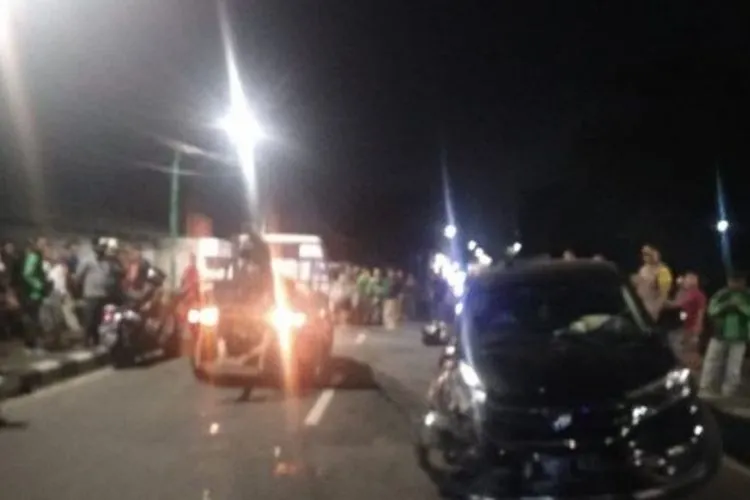 Kendaraan yang terlibat kecelakaan beruntun terparkir di bahu Jalan Basuki Rahmat, Duren Sawit, Jakarta Timur, Selasa (10/3/2020). Polisi menyebutkan satu pengendara terluka dalam insiden tersebut. (HO-Polda Metro Jaya).