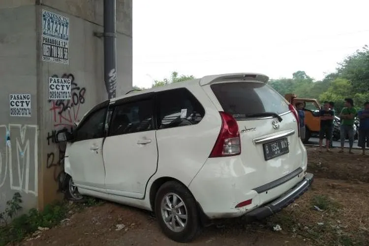Mobil Tabrak Tiang Penyangga Tol BORR. (ayobogor.com)