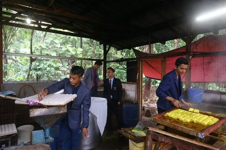 Karyawan pabrik tahu di Bogor tampil nyentrik dengan mengenakan jas hingga dasi (Ayojakarta/Husnul Khatimah)