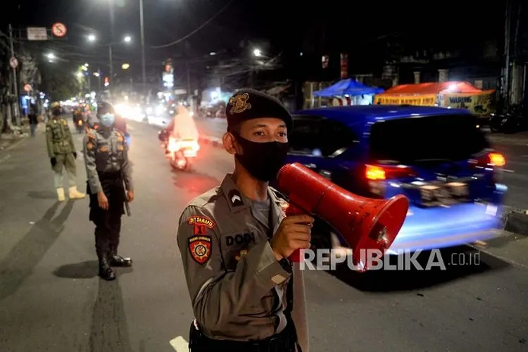 Petugas kepolisian bersama Satpol PP memberikan himbauan kepada masyarakat untuk segera pulang kerumah dan tidak melalukan konvoi atau takbir keliling  Foto: Republika/Prayogi