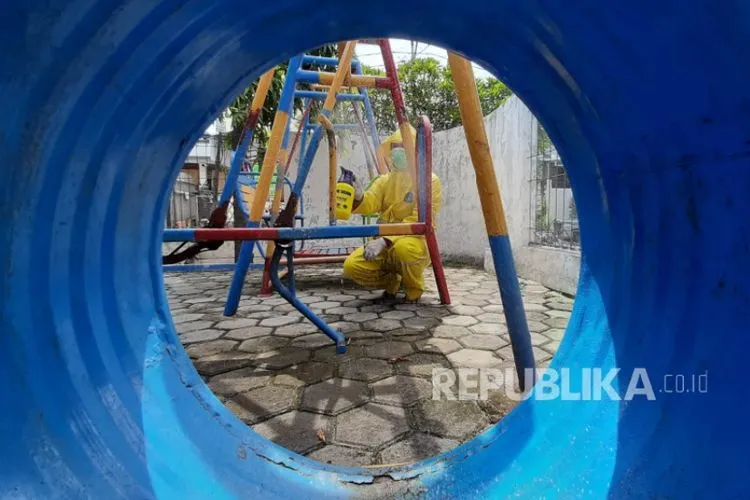 [Ilustrasi RPTRA Sunter Jaya] Pemerintah Provinsi DKI Jakarta menerapkan aturan warga berusia 9 tahun hingga 60 tahun yang dapat menikmati taman atau ruang terbuka hijau (RTH) dan ruang publik terbuka ramah anak (RPTRA) saat penerapan Pembatasan Sosial Berskala Besar (PSBB) transisi pada 12-25 Oktober 2020.   Foto: Darmawan/Republika