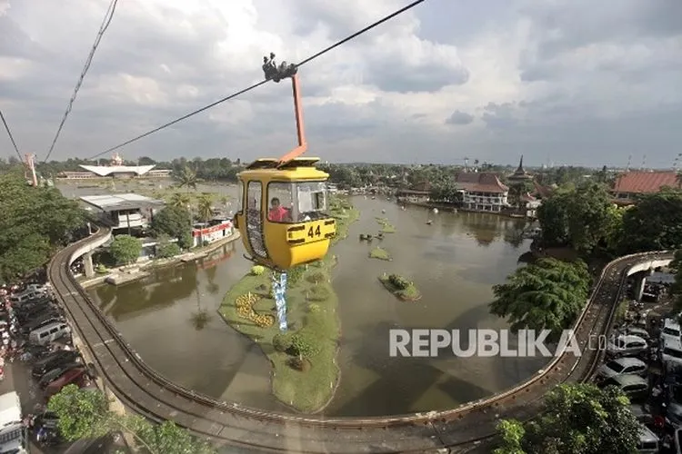 Warga menikmati wahana kereta gantung di Taman Mini Indonesia Indah (TMII), Jakarta Timur. (Republika/Rakhmawaty La'lang)