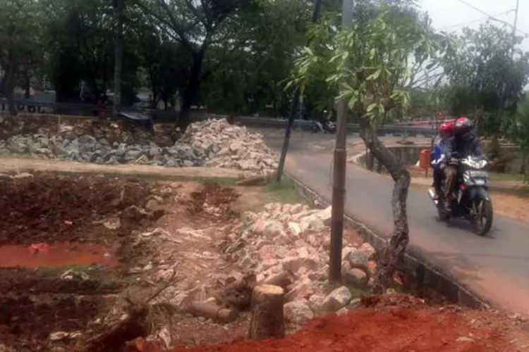 Pembangunan kolam dan jogging track di Taman Rawa Badak Utara/Beritajakarta.id