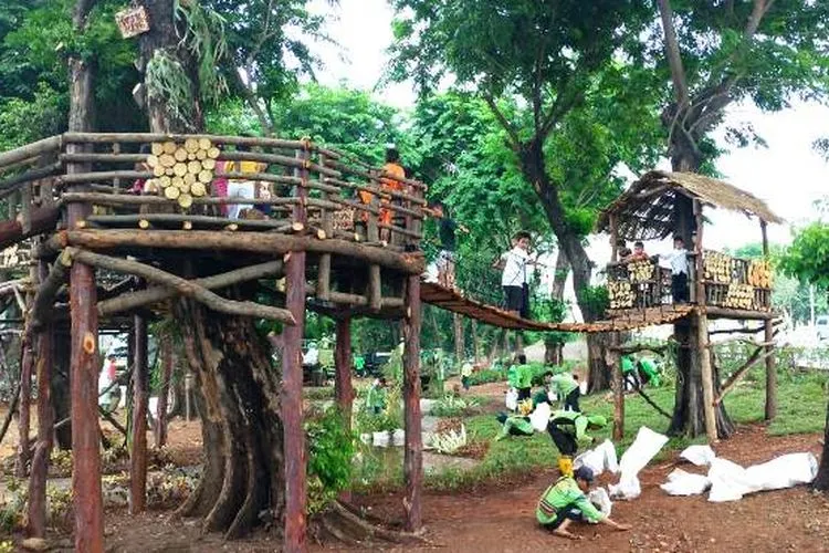 Petugas menyelesaikan pembangunan Taman Interaktif Tomang (barat.jakarta.go.id)