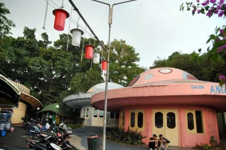Warga berada di Taman Topi, Kota Bogor, Jawa Barat, Selasa (9/7/2019). Taman rekreasi keluarga dengan berbagai wahana bermain yang telah berusia 30 tahun tersebut rencananya akan dibongkar Pemerintah Kota Bogor untuk dijadikan Ruang Terbuka Hijau (RTH) Alun-Alun Kota yang terintegrasi dengan Masjid Agung dan Stasiun Besar Bogor. ANTARA FOTO/Arif Firmansyah/hp.