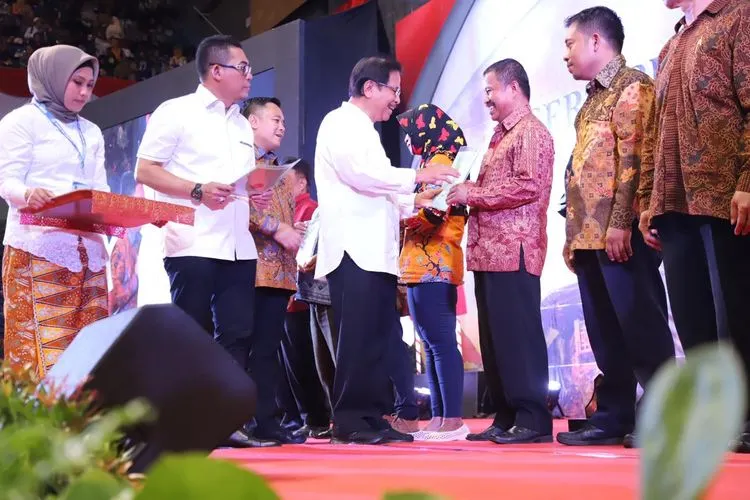 Penyerahan sertipikat tanah kepada warga Jakut (utara.jakarta.go.id)