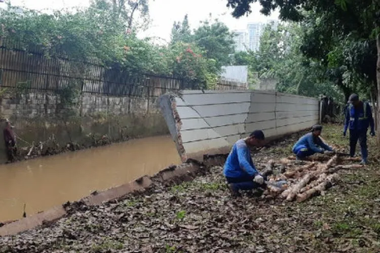 Perbaikan tanggul jebol di perumahan Kemang Jaya, Bangka, Jakarta Selatan. (Beritajakarta.id/Adriana Megawati)