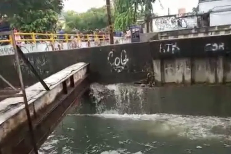 Kali Sekretaris bocor sehingga air melimpah ke Kali Gendong, Jakarta Barat, Sabtu (18/1/2020). (Antara/BPBD DKI Jakarta)