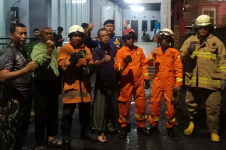 Petugas Suku Dinas Penanggulangan Kebakaran dan Penyelamatan (Sudin Gulkamat) Jakarta Timur (Beritajakarta.id/Nurito)