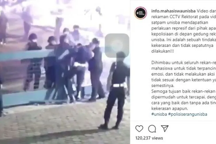 Kericuhan antara Polisi dan Satpam Kampus Unisba, Kota Bandung, Kamis (8/8/2020) malam. [Tangkapan layar Instagram @info.mahasiswaunisba]