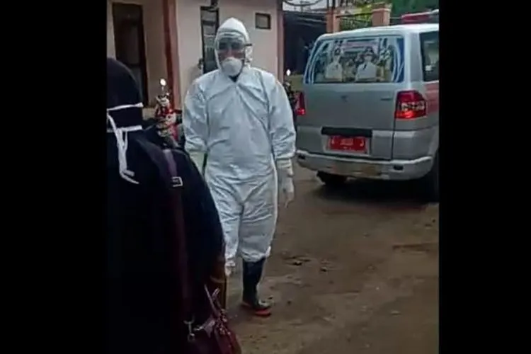 Ilustrasi--Tangkapan layar video pasien suspect Corona yang dibawa menggunakan ambulans menuju RS Pandeglang. [Istimewa]