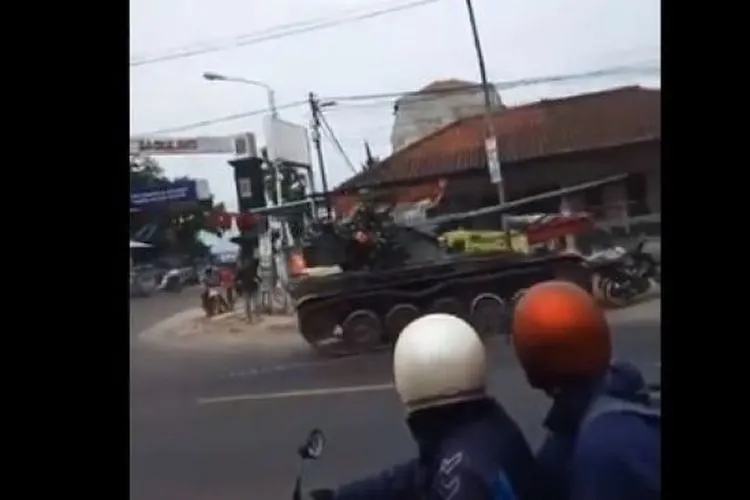 Tank AMX-13 buatan Prancis menabrak gerobak gorengan tahu saat digunakan latihan tigkat kompi pasukan Batalyon Kavaleri atau YonKav IV Bandung Barat/ instagram