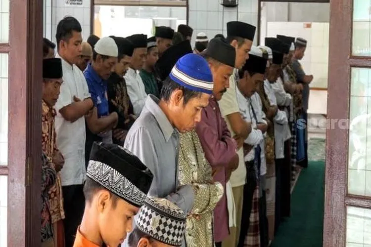 Jamaah Tarekat Satariyah gelar Salat Id pada Sabtu (1/8/2020) di Medan [Suara.com/Muhlis].