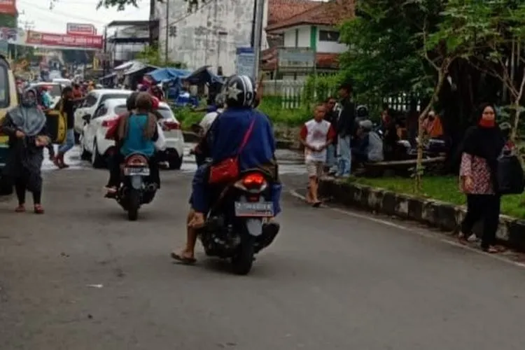 Suasana aktivitas warga di depan Alun-alun Singaparna. Masyarakat tetap beraktivitas dan siap menyambut kebijakan new normal. (Ayotasik.com/Irpan Wahab)