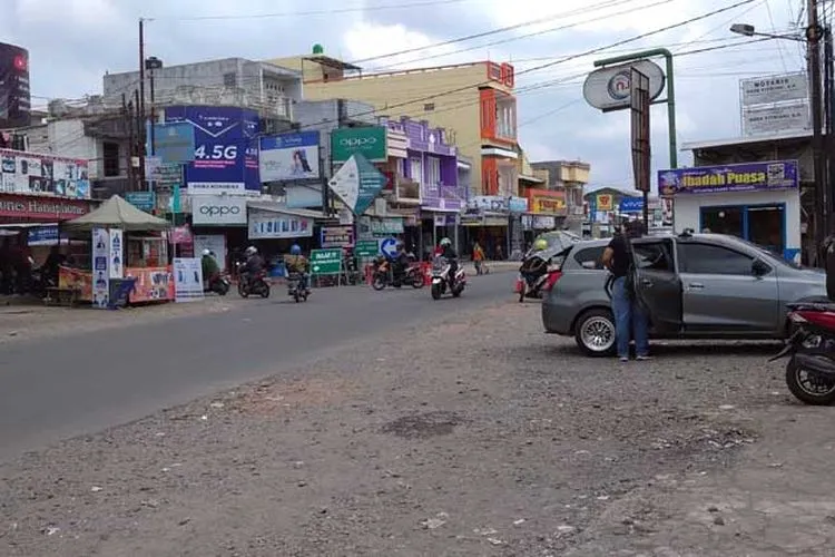 Penyekatan dan peralihan arus lalu lintas sebagai bagian dari penerapan PSBB di Kabupaten Tasikmalaya. (Ayotasik/Irpan Wahab Muslim)