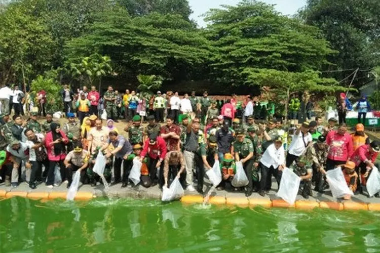 Penebaran bibit ikan nila di Waduk Setu/Beritajakarta.id