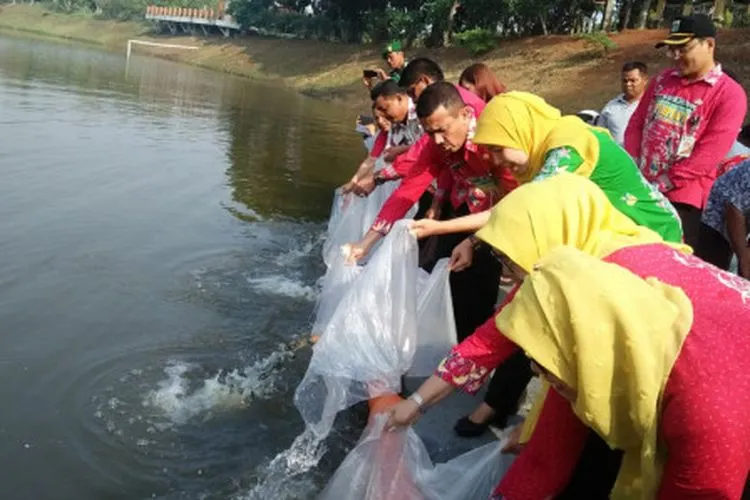 Penebaran bibit ikan di Waduk Argo Wisata oleh Wali Kota Jakarta Timur (Beritajakarta.com)