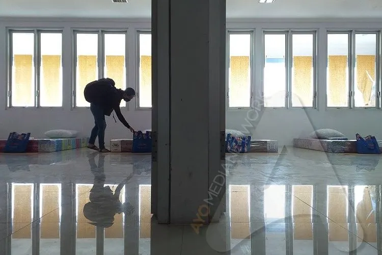 Sejumlah fasilitas tempat tidur disiapkan untuk para pemudik di tempat karantina Gedung Olahraga Tegal Selatan, Senin (27/4/2020).(Ayotegal.com/Lilisnawati)