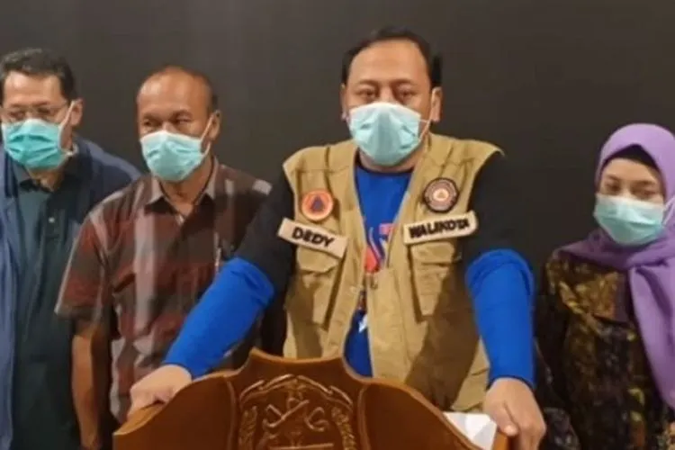 Wali Kota Tegal, Dedy Yon Supriyono (kedua kanan) mengumumkan kotanya lockdown. Foto: Youtube Odhay Official
