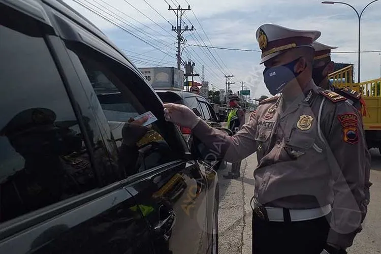 Kasatlantas Polres Tegal Kota, AKP Bakti Kautsar Ali memeriksa KTP pengendara yang melintas saat penyekatan di Terminal Tegal, Senin (27/4/2020). (Ayotegal.com/Lilisnawati)
