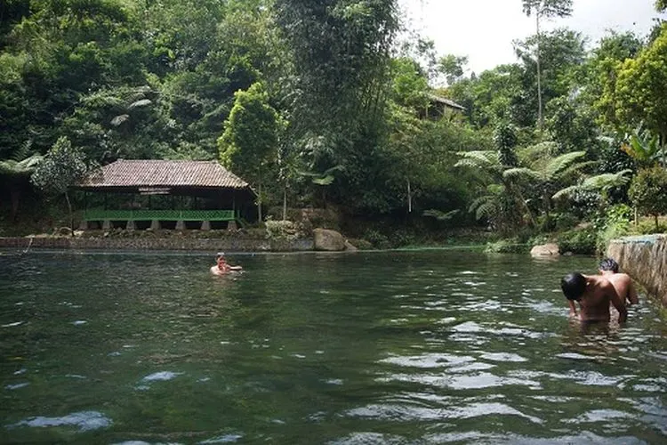 Telaga Cisaladah  berada di tengah perbukitan Gunung Burangrang Kampung Ciparang, Desa Ganjarsari, Kecamatan Cikalong Wetan, KBB. (Ayobandung/Tri Junari)