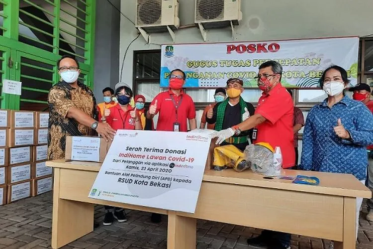 PT Telkom Tbk mendonasikan 100 paket Alat Pelindung Diri (APD) bagi tenaga medis yang ada di Kota Bekasi. ist
