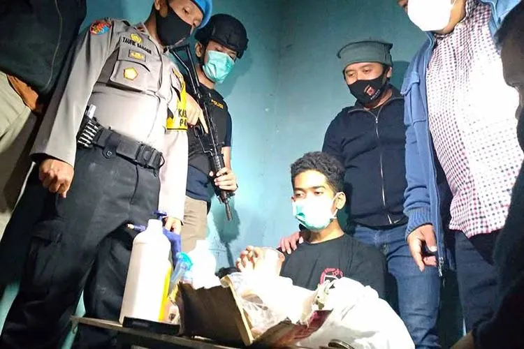 Tersangka dan barang bukti yang berhasil ditangkap Polres Cimahi (Dok Polres Cimahi)