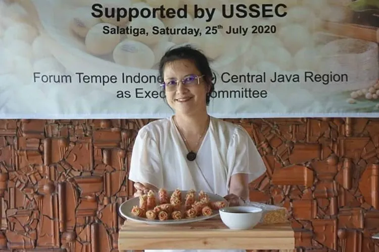Lusiawati Dewi saat mengenalkan 8 produk olahan tempe, Sabtu (25/7/2020). (ist)
