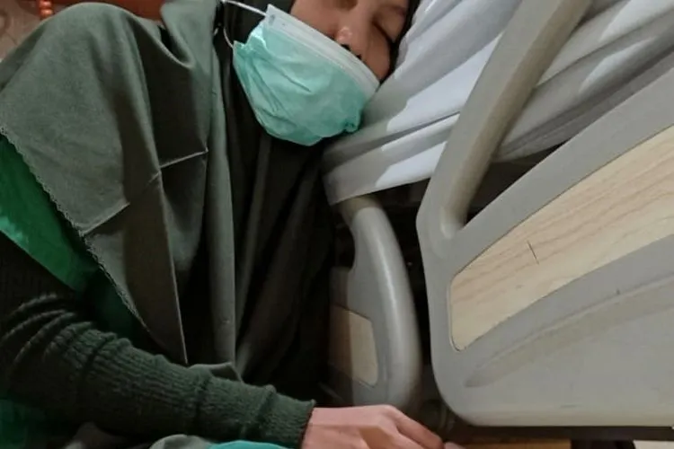 Tenaga medis tertidur (PR HHI)