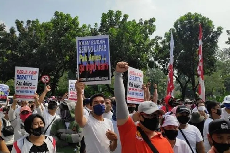 Sejumlah poster yang dibawa pekerja diskotek, terapis pijat dan pegawai karaoke saat bedemo di depan gedung Balai Kota Jakarta. (Suara.com/Bagaskara).
