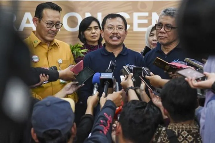 kolase Menteri Terawan dan tenaga medis/ Suara.com