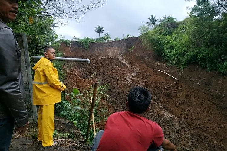 Tebing setinggi lebih kurang 100 meter longsor di Kampung Panampikan, Desa Bugel, Kecamatan Ciawi, Kabupaten Tasikmalaya, Minggu (1/11/2020. (Ayotasik.com/ dok. Istimewa)