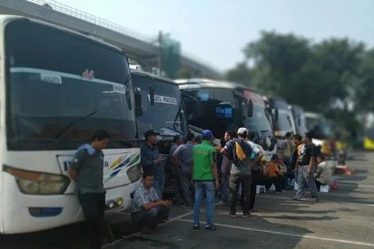 Suasana Terminal Kampung Rambutan Jakarta Timur saat mudik lebaran 2019, Kamis (30/5/2019). (Suara.com/M Yasir)