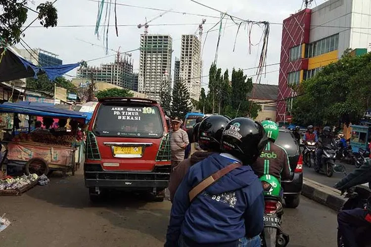 Sejumlah sopir angkutan umum (angkot) di Terminal Bekasi terlihat tidak menerapkan protokol kesehatan yang berlaku seperti memakai masker. (Ayobekasi.net/Firda Puri)
